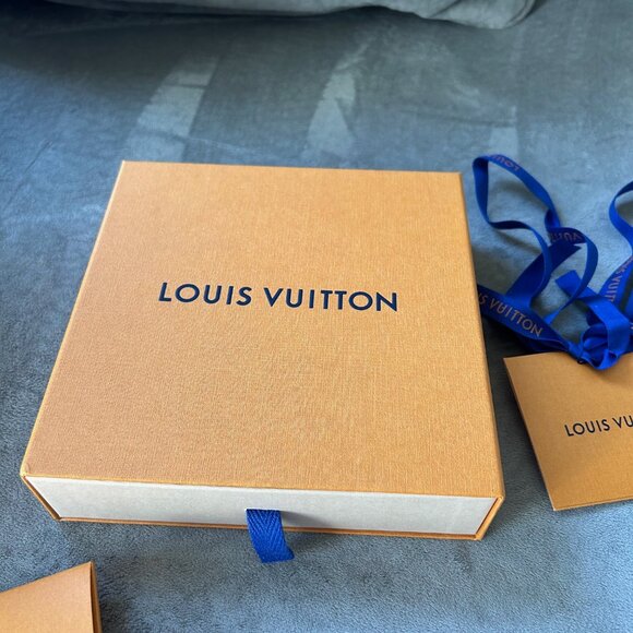 Louis Vuitton Belt. Reversible. Black on one side and brown on the other. - Picture 13 of 13